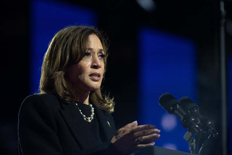 Kamala Harris durante un discorso al microfono