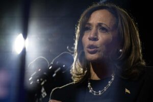 Kamala Harris durante un discorso al microfono