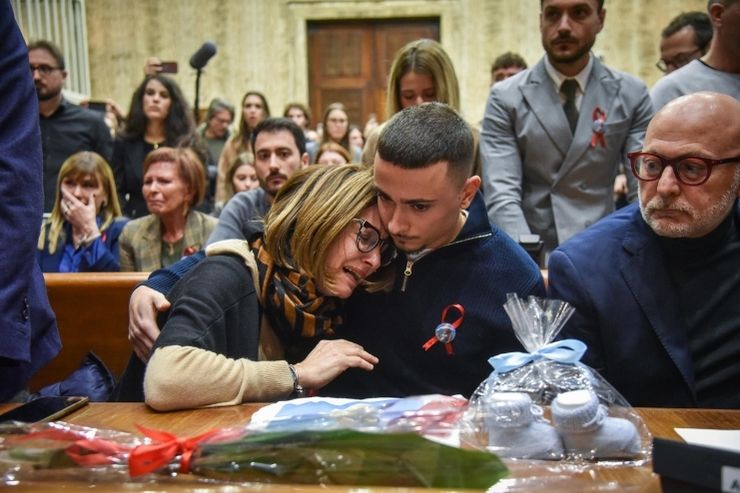 La madre e il fratello di Giulia Tramontano durante la lettura della sentenza per la condanna all'ergastolo di Alessandro Impagnatiello