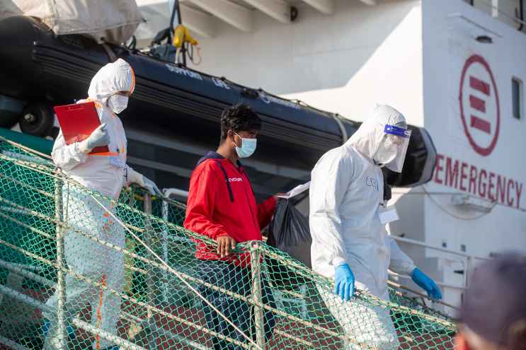 La nave di Emergency durante un intervento nel Mediterraneo