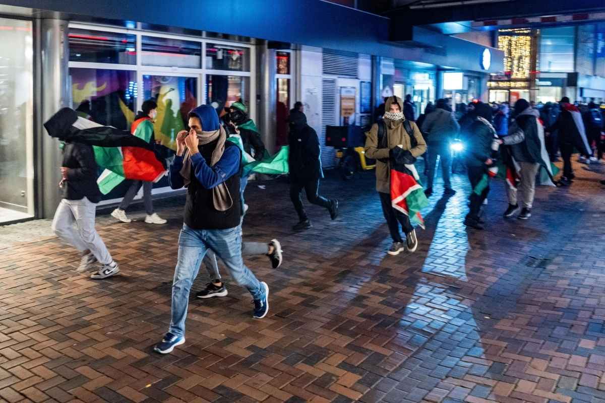 Manifestanti Amsterdam negli scontri tra tifosi