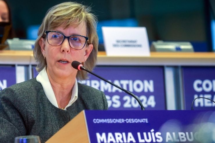 Maria Luís Albuquerque prima del voto per i commissari europei