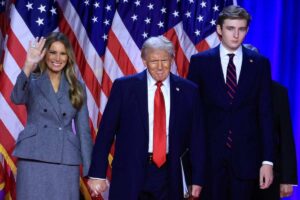 Donald Trump sale sul palco davanti agli elettori con la moglie Melania e il figlio Barron