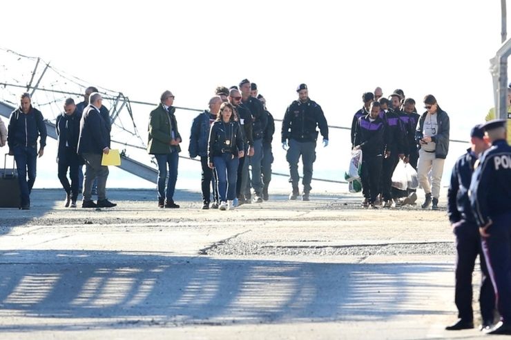 I migranti arrivano al porto di Shengjin, in Albania, a bordo della nave Libra