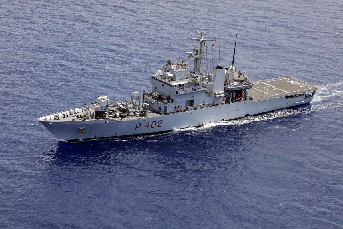 La nave Libra della Marina militare