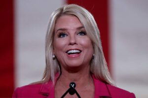 Pam Bondi sorride