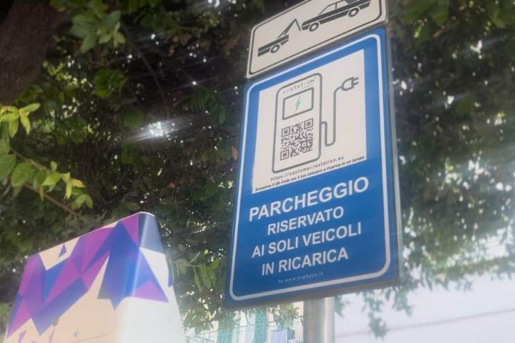 Parcheggio riservato ai veicoli elettrici per la ricarica 