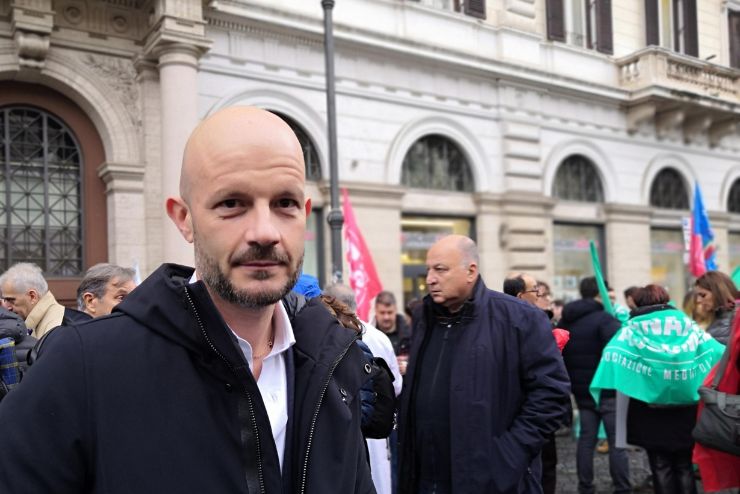 Pierino Di Silverio, segretario Anaao-Assomed, durante una protesta