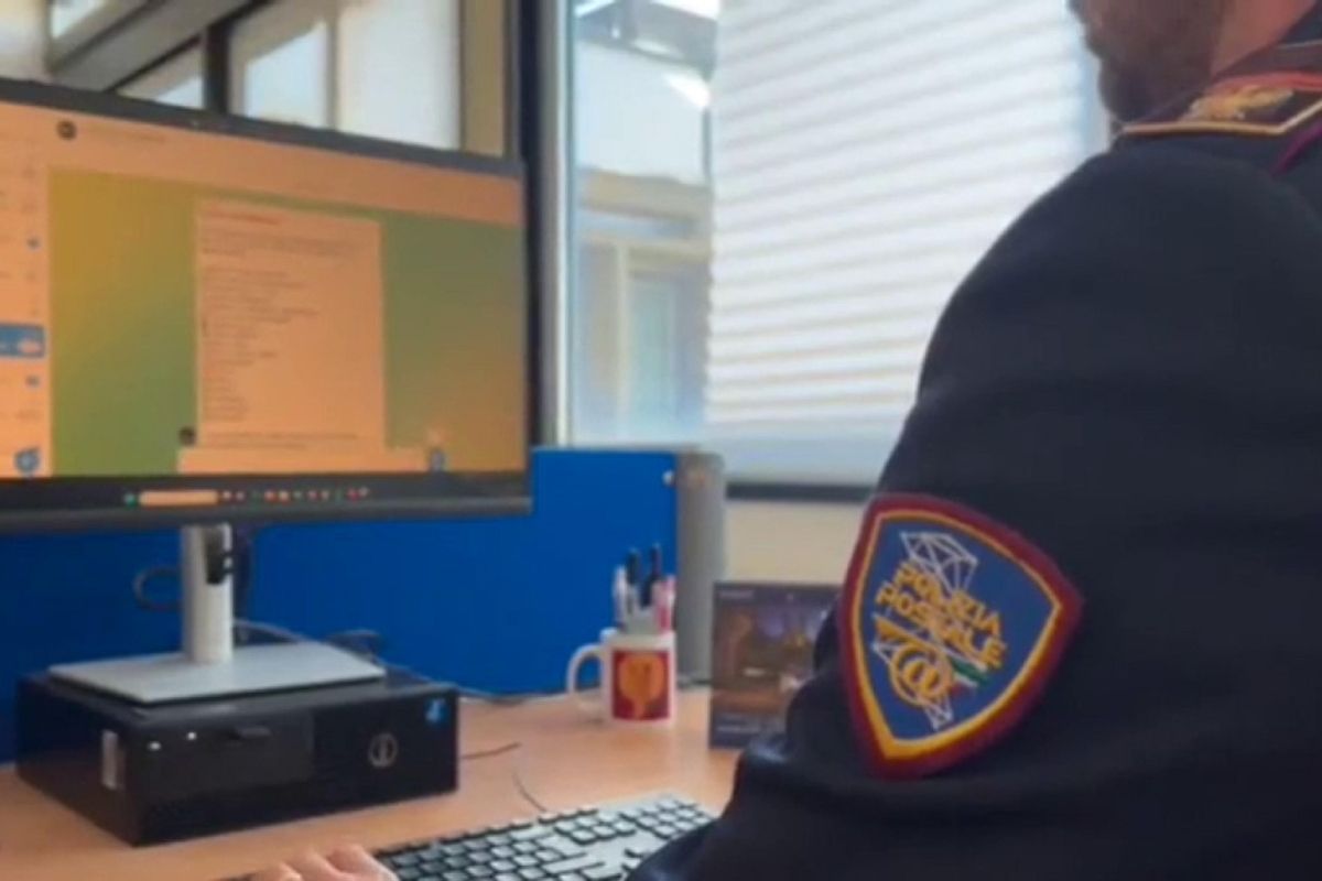 Polizia postale al lavoro nell'operazione Taken Down sulla pirateria streaming