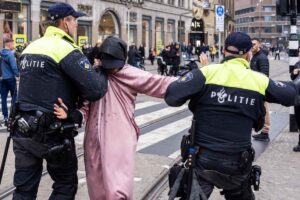 Polizia olandese arresta un uomo accusato di aver provocato i sostenitori del Maccabi Tel Aviv prima della partita di UEFA Europa League tra Ajax e Maccabi Tel Aviv ad Amsterdam