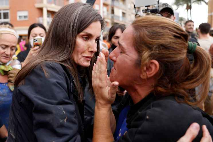 La regina Letizia a Paiporta