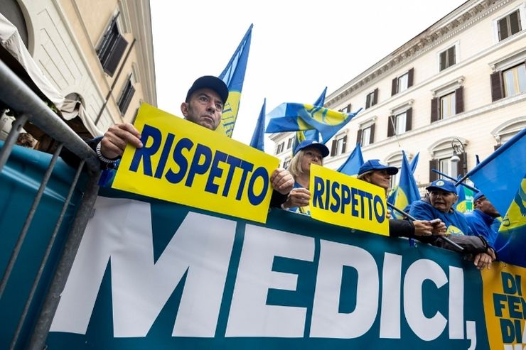 Medici in piazza nel giorno dello sciopero nazionale del 20 novembre