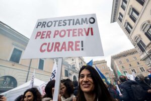 La foto di uno striscione durante la manifestazione dei medici del 20 novembre 2024, in occasione dello sciopero