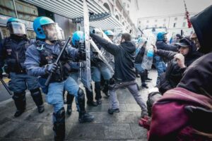 Scontri tra polizia e manifestanti durante lo sciopero a Torino