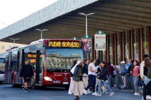 Autobus fuori servizio per sciopero per persone in attesa