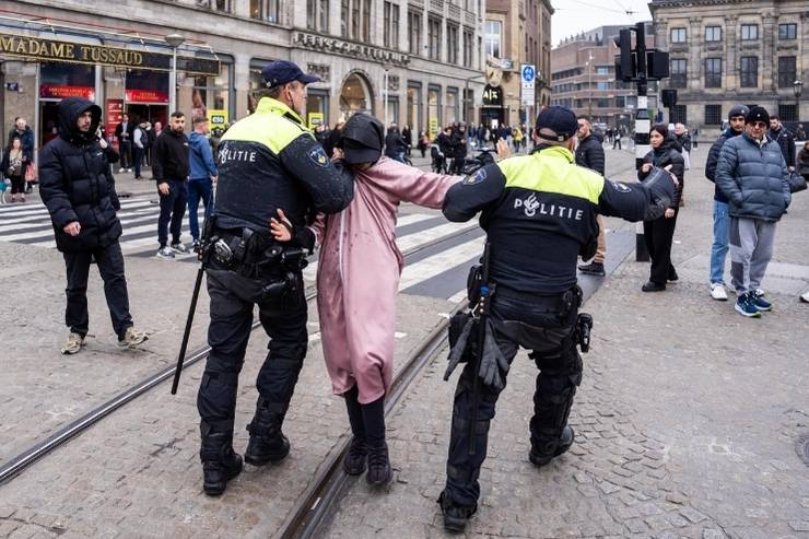 La polizia arresta una persona durante gli scontri tra i tifosi ad Amsterdam