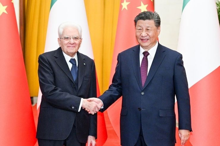 Sergio Mattarella e Xi Jinping si stringono la mano durante la visita del presidente della Repubblica in Cina