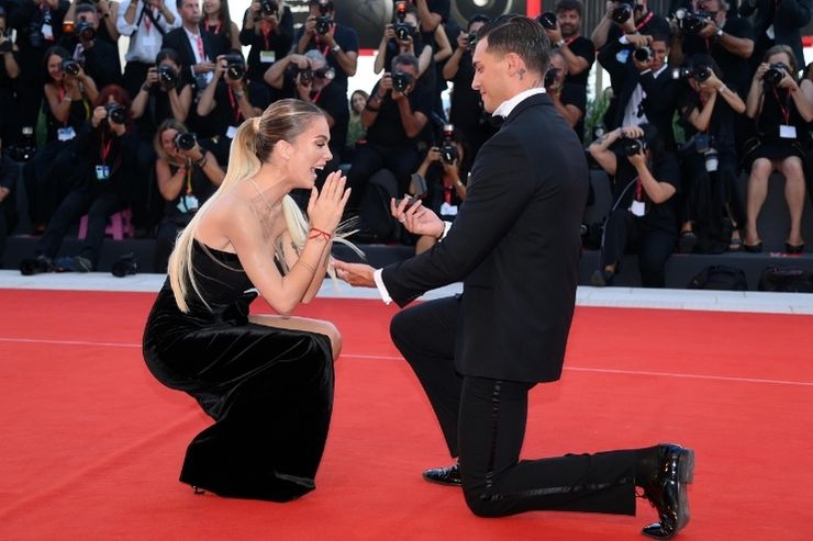 Una foto del 2022 al Festival del Cinema di Venezia, durante la proposta di Alessandro Basciano a Sophie Codegoni