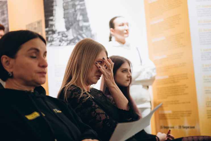 La sorella di Kateryna durante la lettura del diario