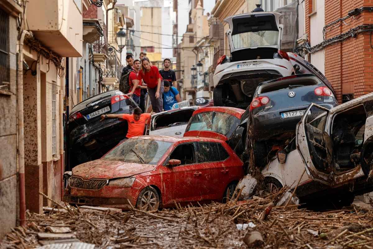 Auto distrutte dal maltempo a Valencia