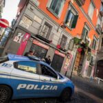 Auto della polizia, che indaga sulla sparatoria del diciottenne a Napoli