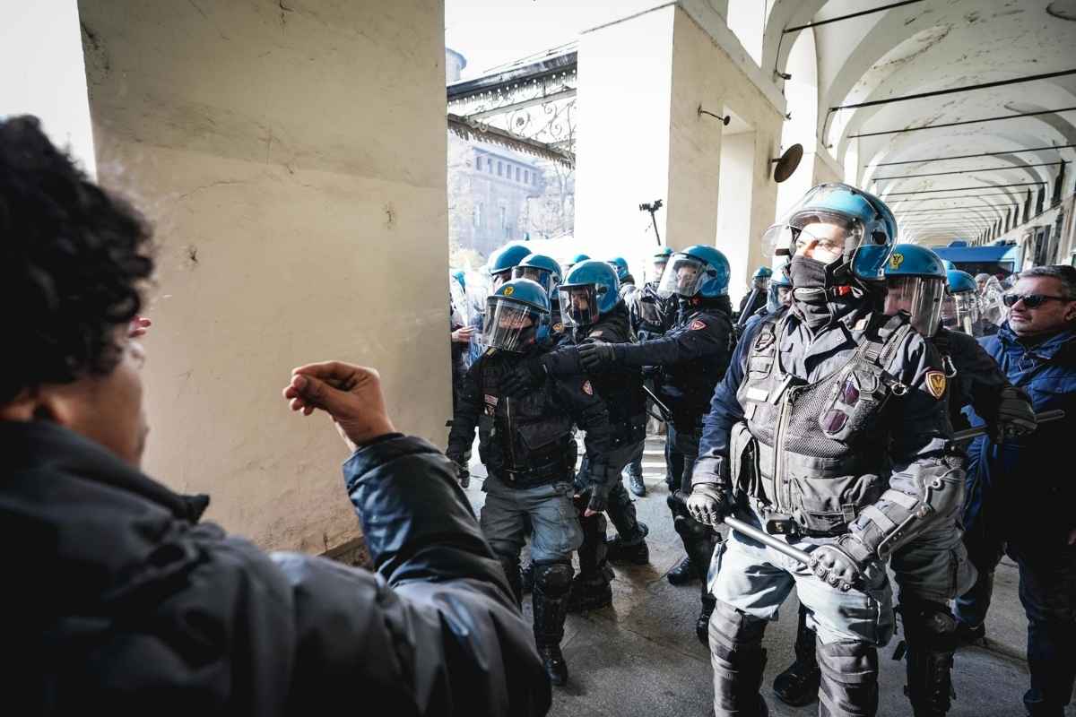 Sciopero della scuola, alta tensione a Torino tra studenti e polizia: il video choc