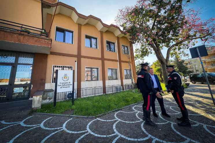 I carabinieri nei pressi del Municipio di San Sebastiano al Vesuvio