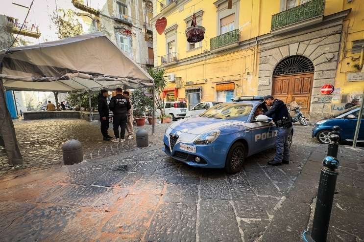 La polizia indaga sulla sparatoria in cui è rimasto ferito il 18enne a Napoli