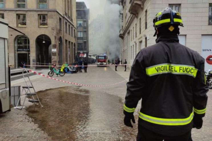 Vigile del fuoco al lavoro per spegnere le fiamme durante l'incendio in centro a Milano