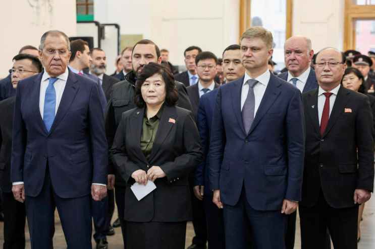 Un momento della visita in Russia dei rappresentanti di Pyongyang