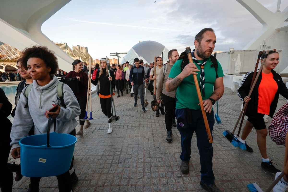 Il grande cuore della Spagna, migliaia di volontari nelle aree dell’alluvione a Valencia. 366mila persone senza acqua potabile