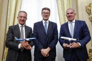 Il presidente di Ita Antonino Turicchi, il ministro dell'Economia Giancarlo Giorgetti e il Ceo di Lufthansa Carsten Spohr