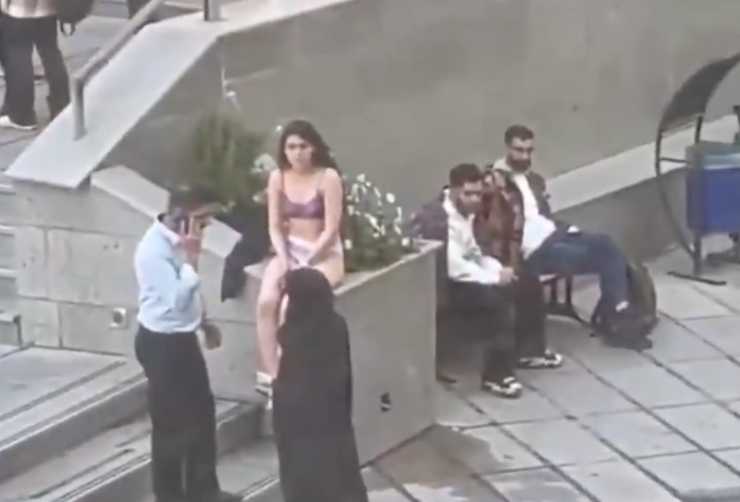 una ragazza in intimo in piazza