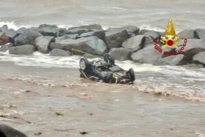 un'auto in mare ribaltata