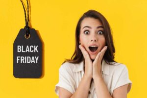 una ragazza stupita e il cartellino del black friday