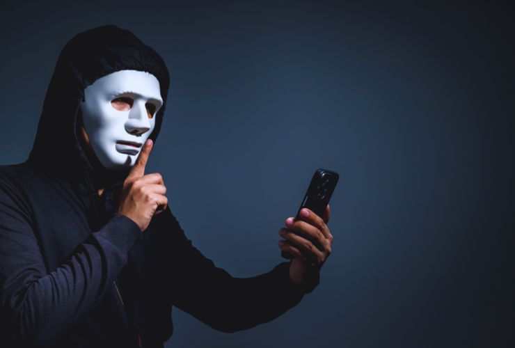 persona con maschera e smartphone