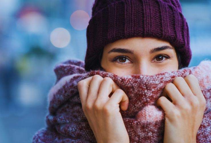 ragazza con sciarpa e cappellino