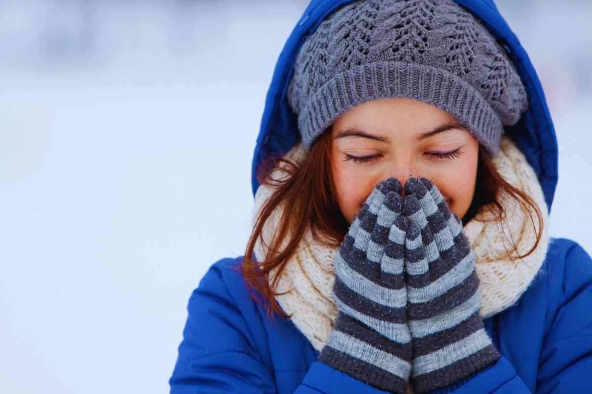 ragazza che ha freddo tutta coperta