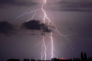 un fulmine su cielo scuro