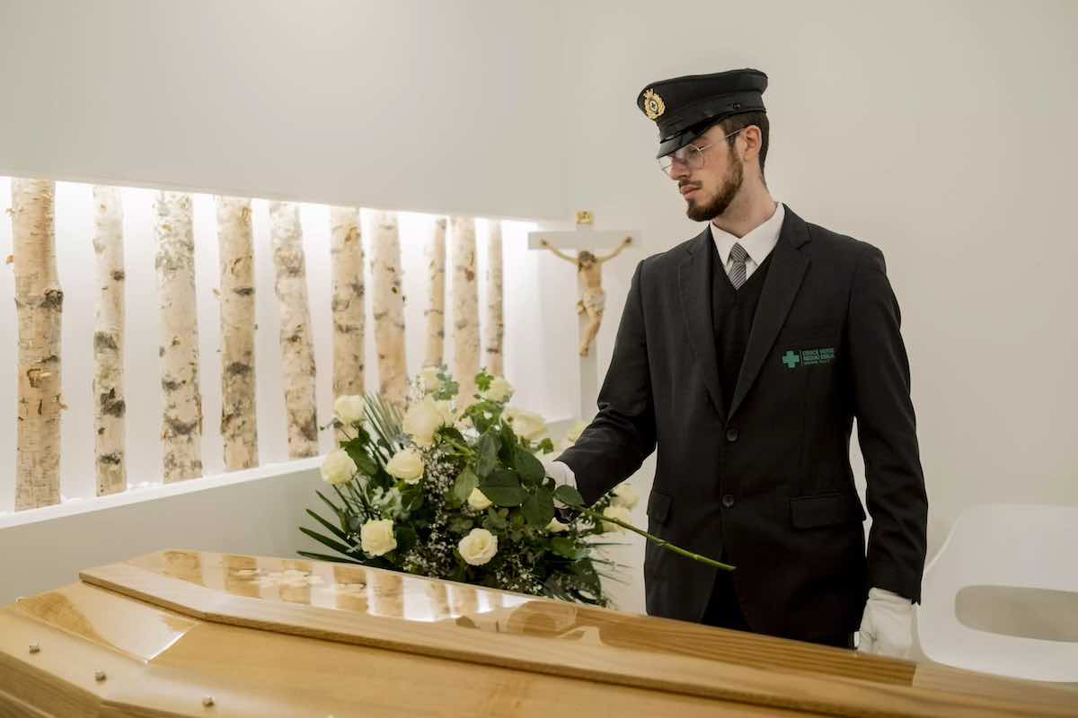 Se muori e non hai i soldi, chi ti paga il funerale? Ecco la risposta che nessuno sa!