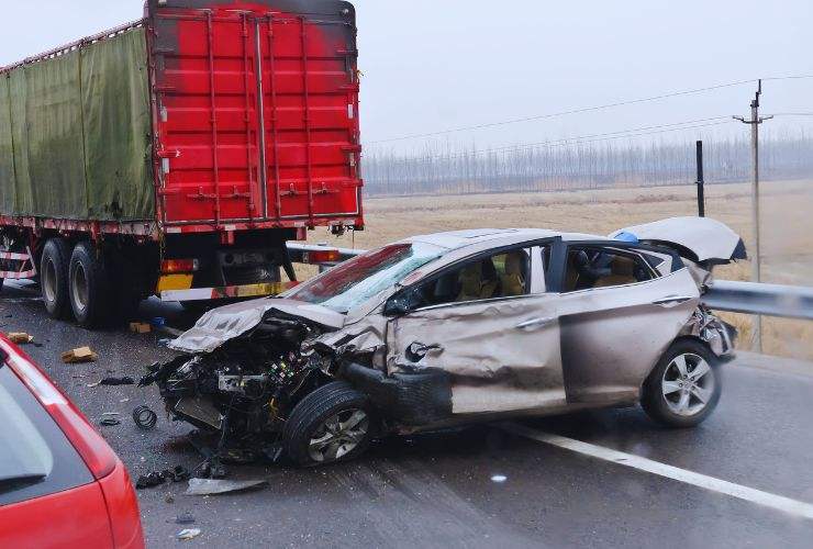 un incidente tra un'auto e un camion