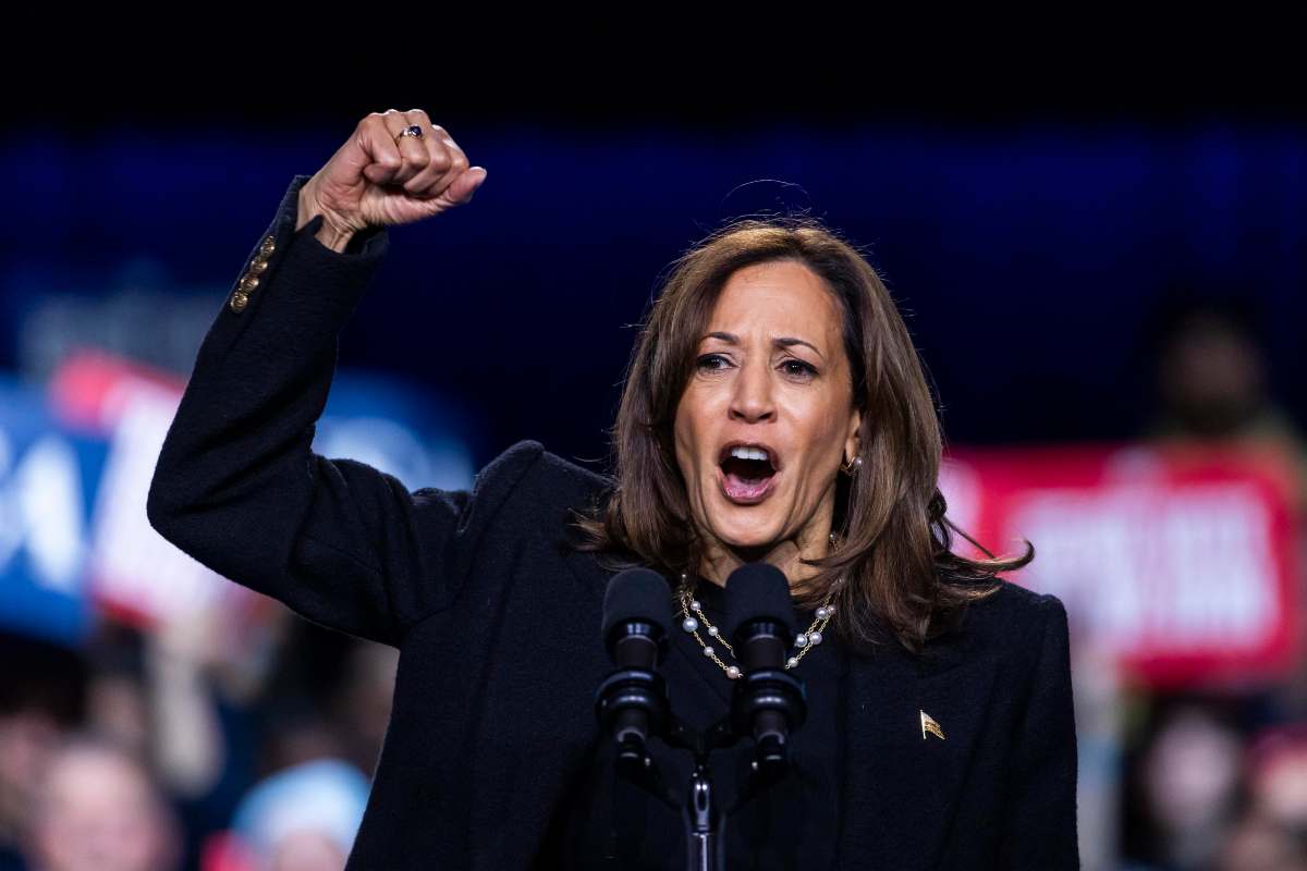 Kamala Harris e un grido di battaglia al microfono