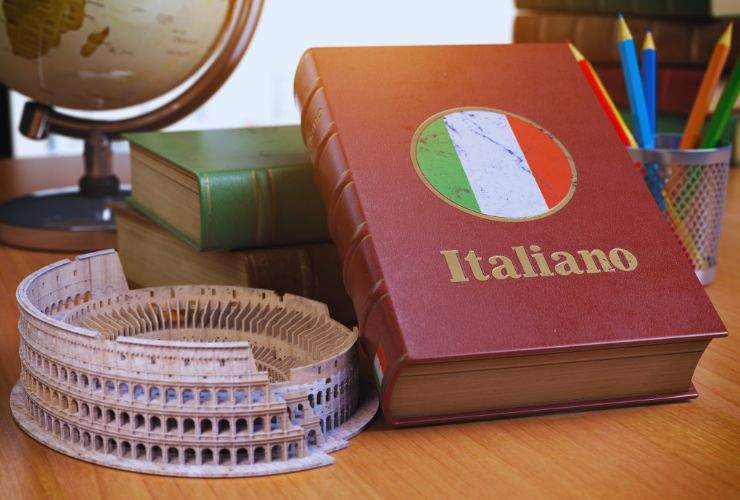 un colosseo in miniatura e un dizionario di italiano