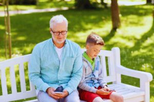 un ragazzo e il nonno divisi da due smartphone