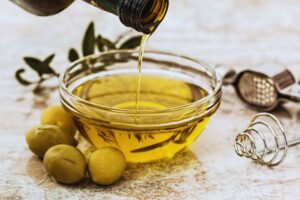 olio versato in una ciotolina e olive