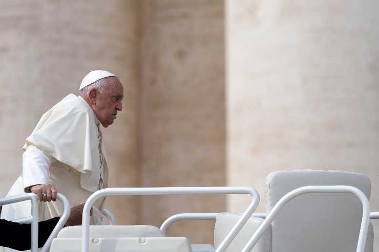 papa francesco cammina