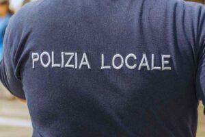 un agente della polizia locale