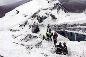 l'hotel di rigopiano sommerso dalla neve e degli operatori che lavorano