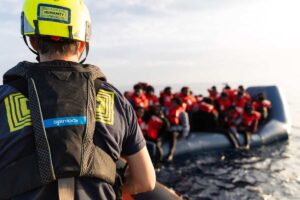 dei migranti aiutati nel mare