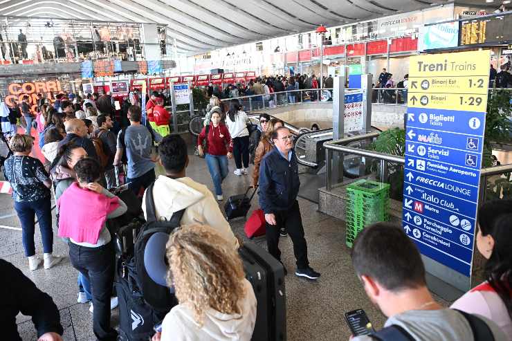 persone che si aggirano per la stazione